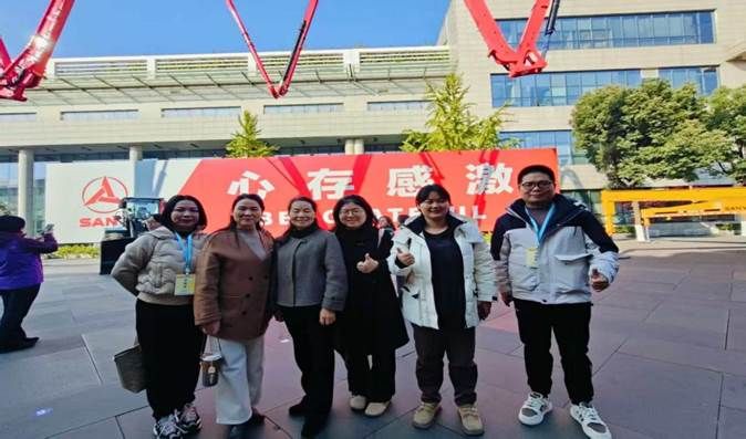 一群人站在建筑前拍照 AI 生成的内容可能不正确。