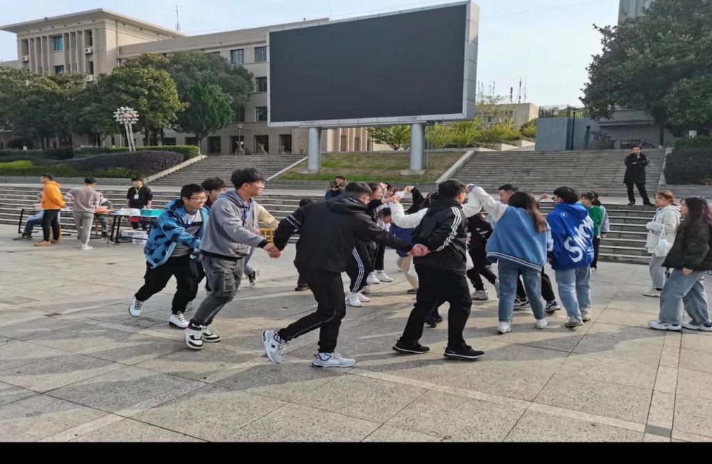 (小组成员在进行一转到底活动)