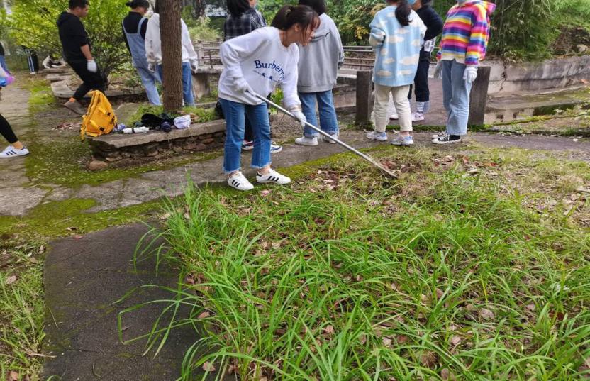 同学们在认真清扫