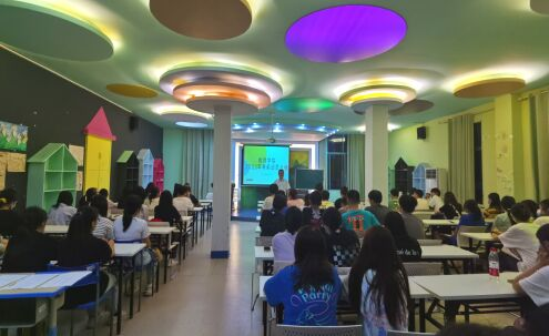 同学们认真听讲