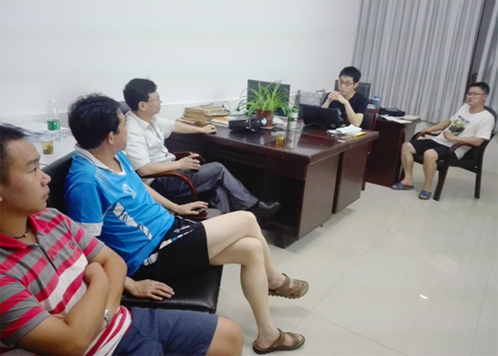 陈志国副校长(中)在指导发言