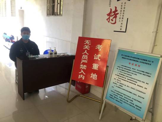 桌子上的广告单倒一边的照片低可信度描述已自动生成