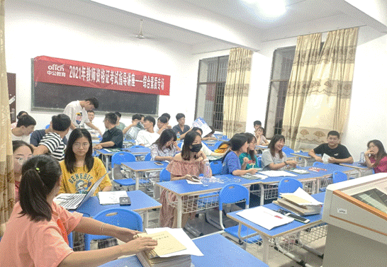 一群人坐在桌子前描述已自动生成