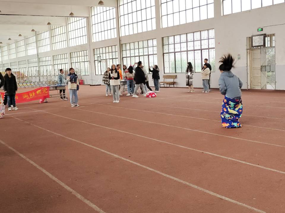 活动一袋鼠跳比赛紧张的进行中