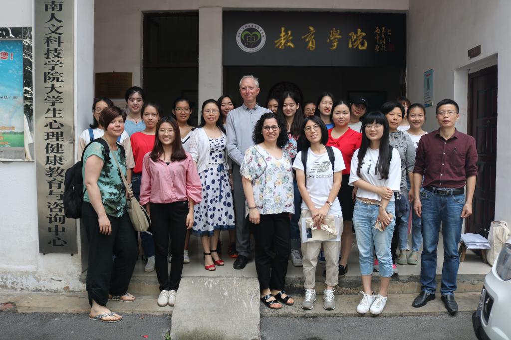 师生与外教合影