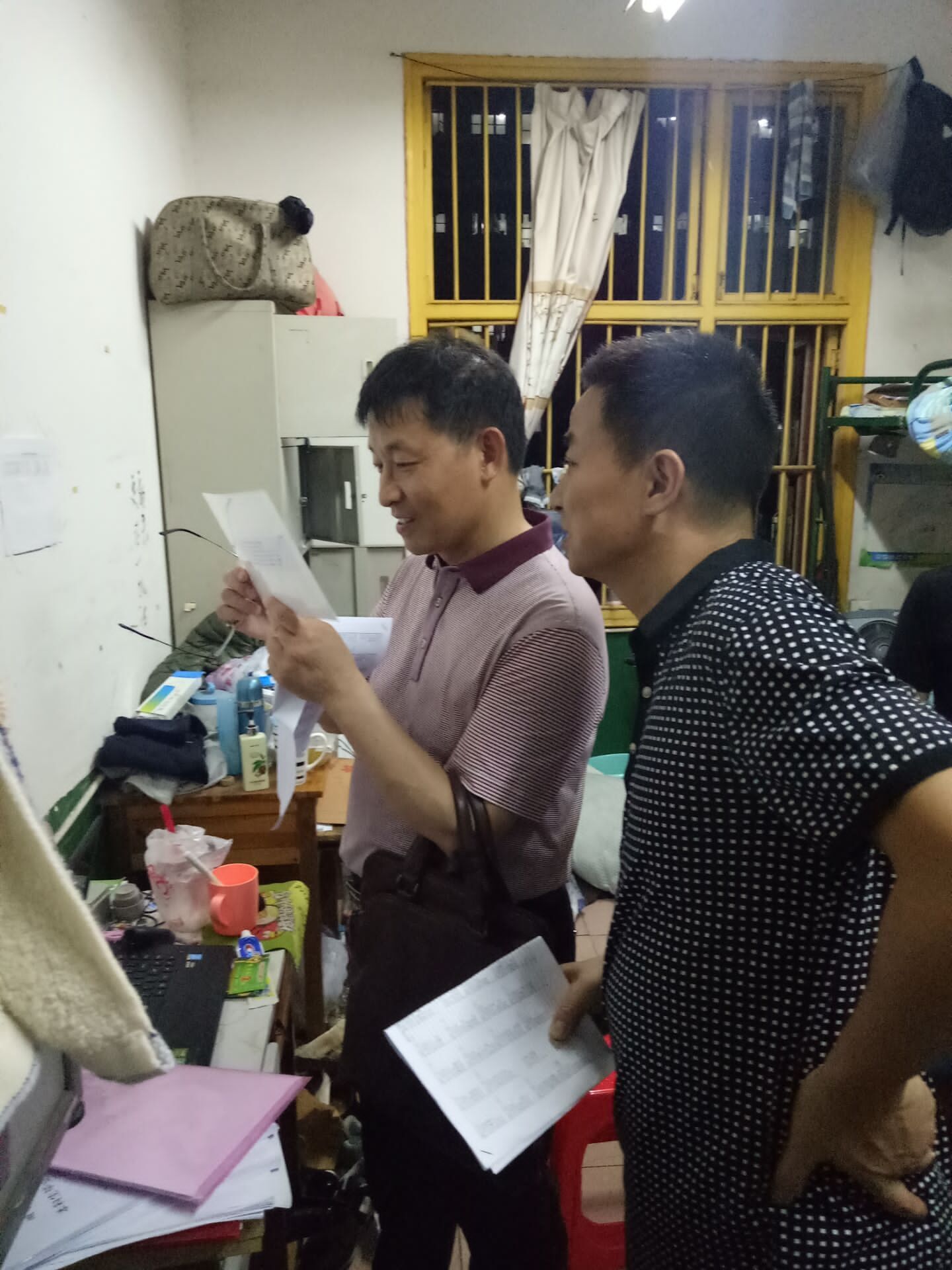 商学院党总支书记刘辛田、副书记胡益龙与留寝毕业生亲切交谈