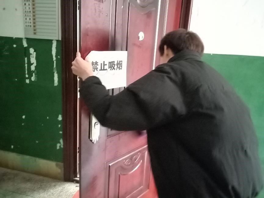 (入党积极分子正在积极清洁灰尘)