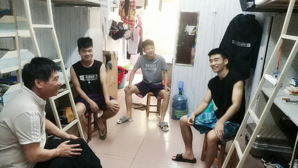 去学生宿舍交流谈心