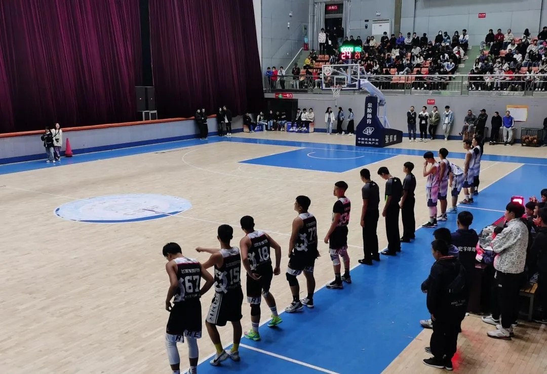 (信院男篮队员们做上场准备)
