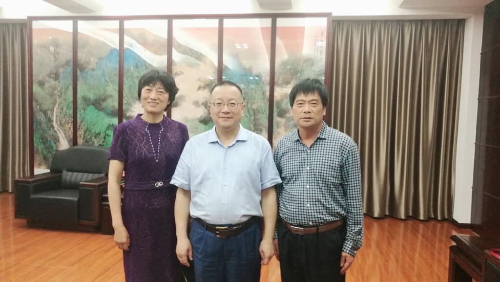 与全国高校学报研究会会长蒋重跃(中)教授合影