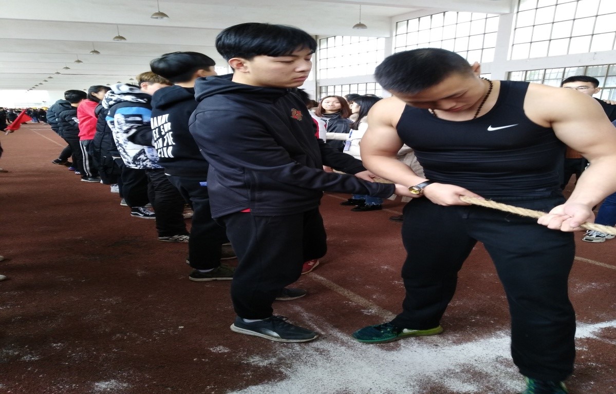 比赛人员奋力拼博