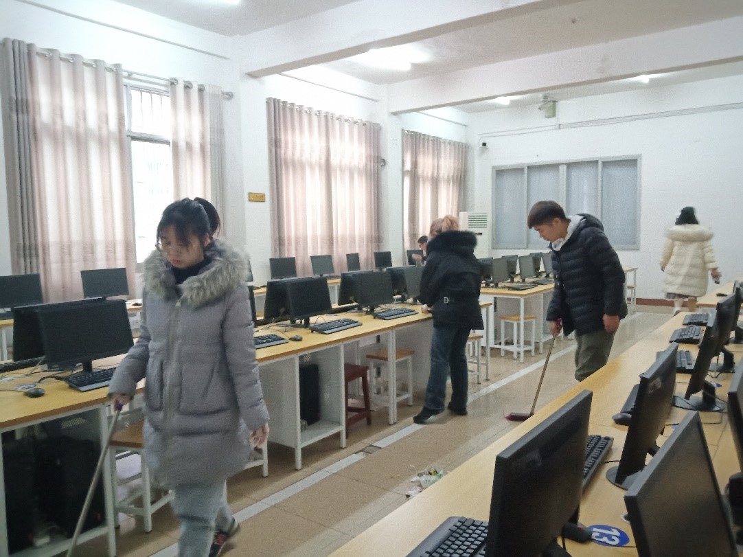 (大家正在积极打扫养根楼机房)