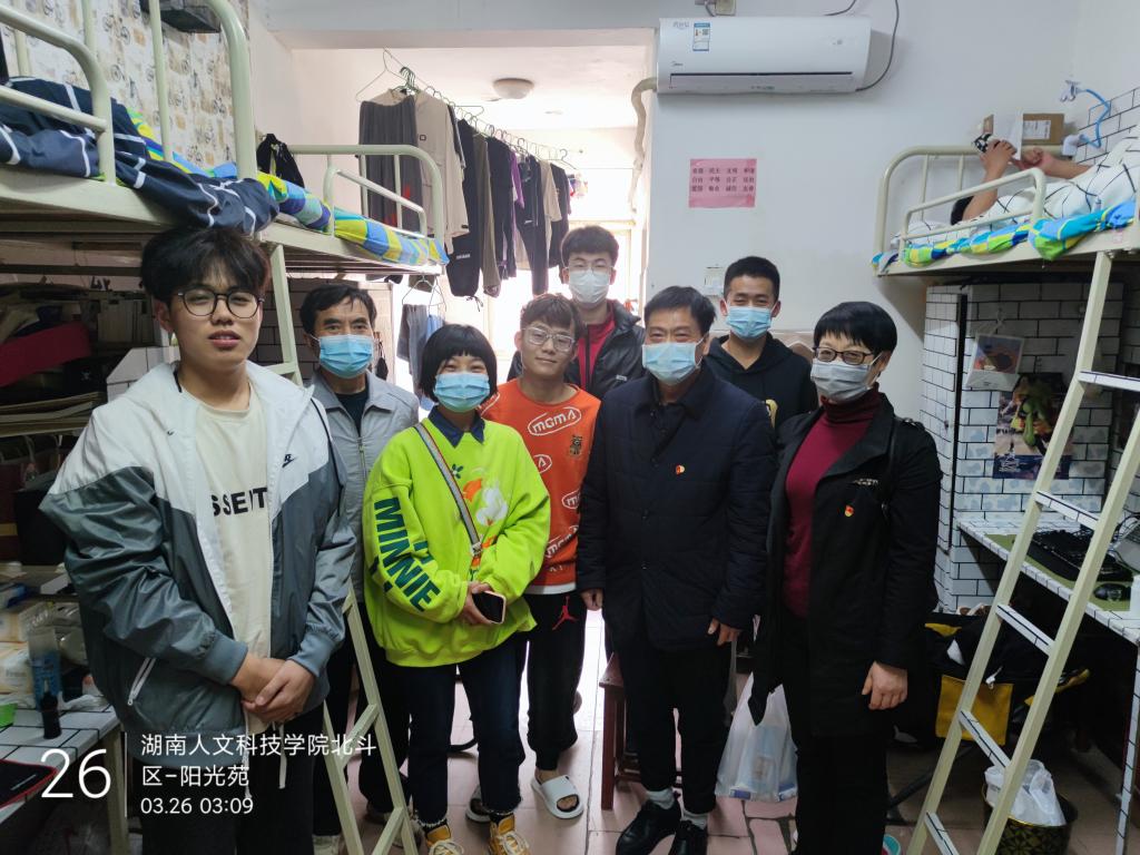 在学生宿舍留影