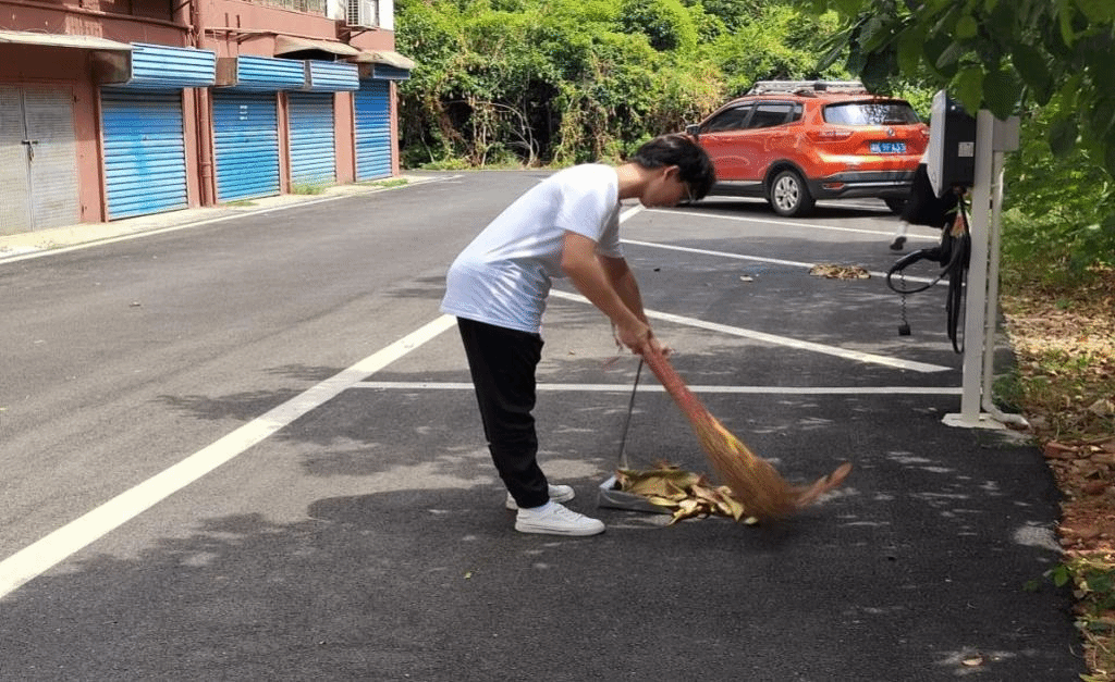 同学在认真清扫落叶