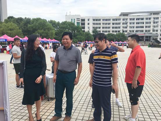 刘和云检查迎新工作