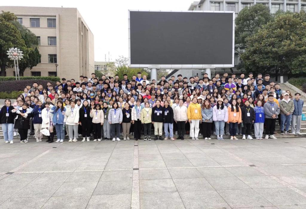 (商学院学生会合影)