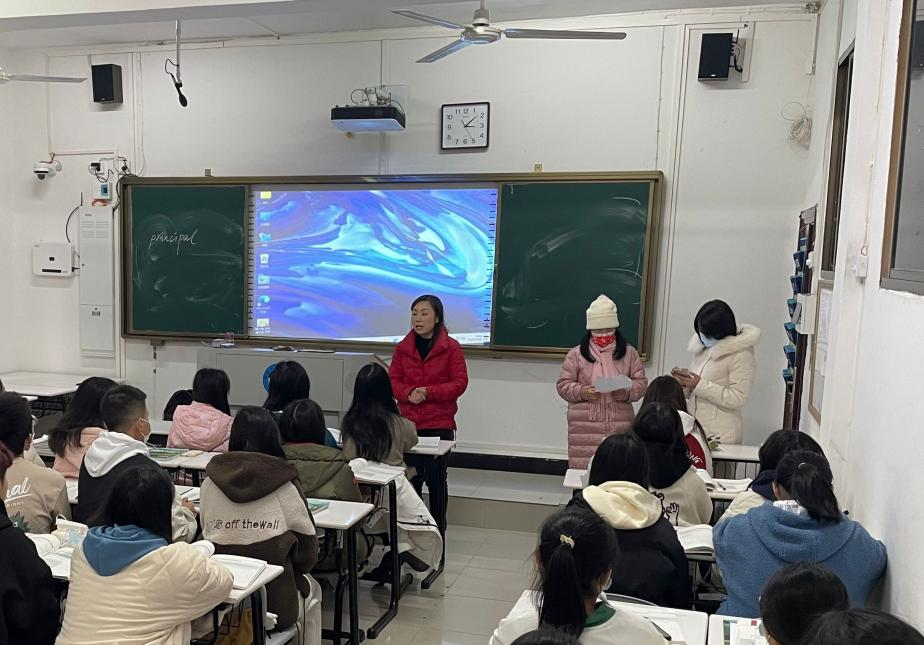 学工处副处长谢四元、副书记田密向同学们宣讲