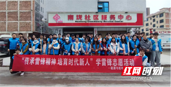 在南拢社区开展“传承雷锋精神,培育时代新人”学雷锋志愿服务活动。