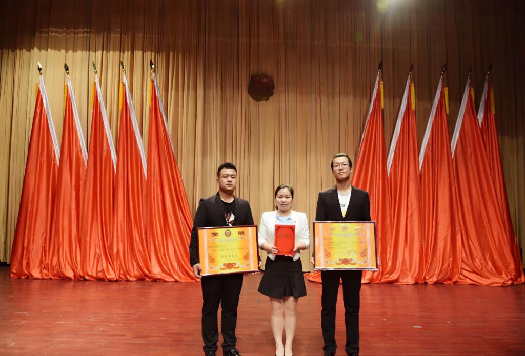 团总支书记曹婷婷老师(中间)和两位团副合影留念