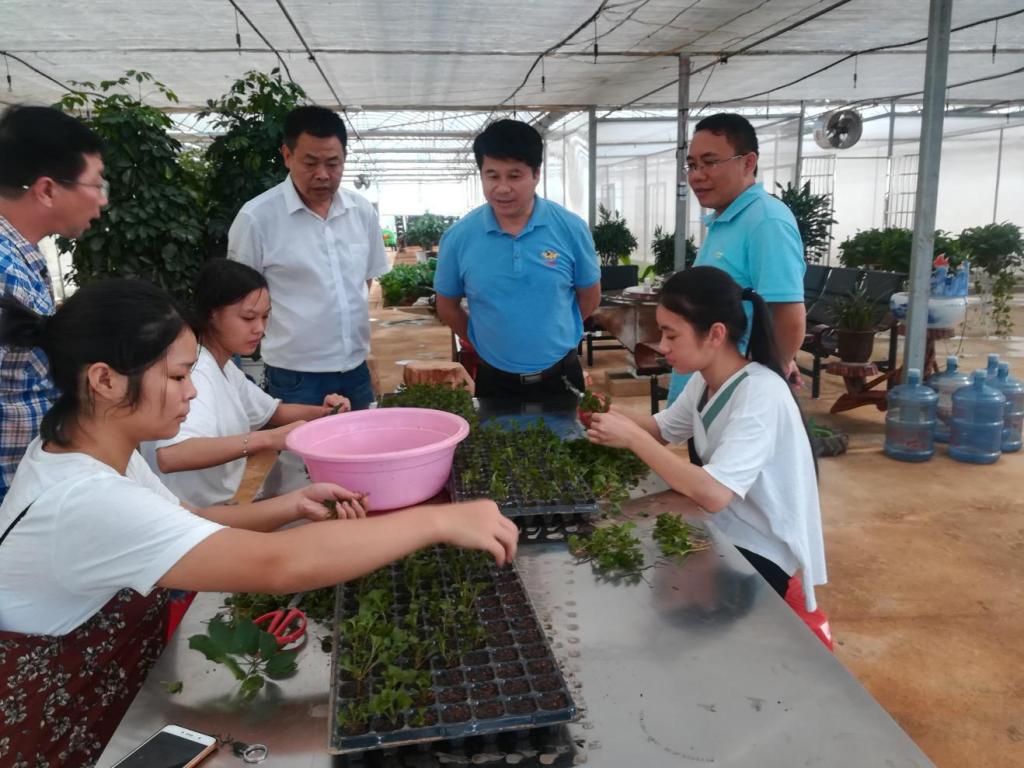 副校长周发明在校内基地与学生进行交谈