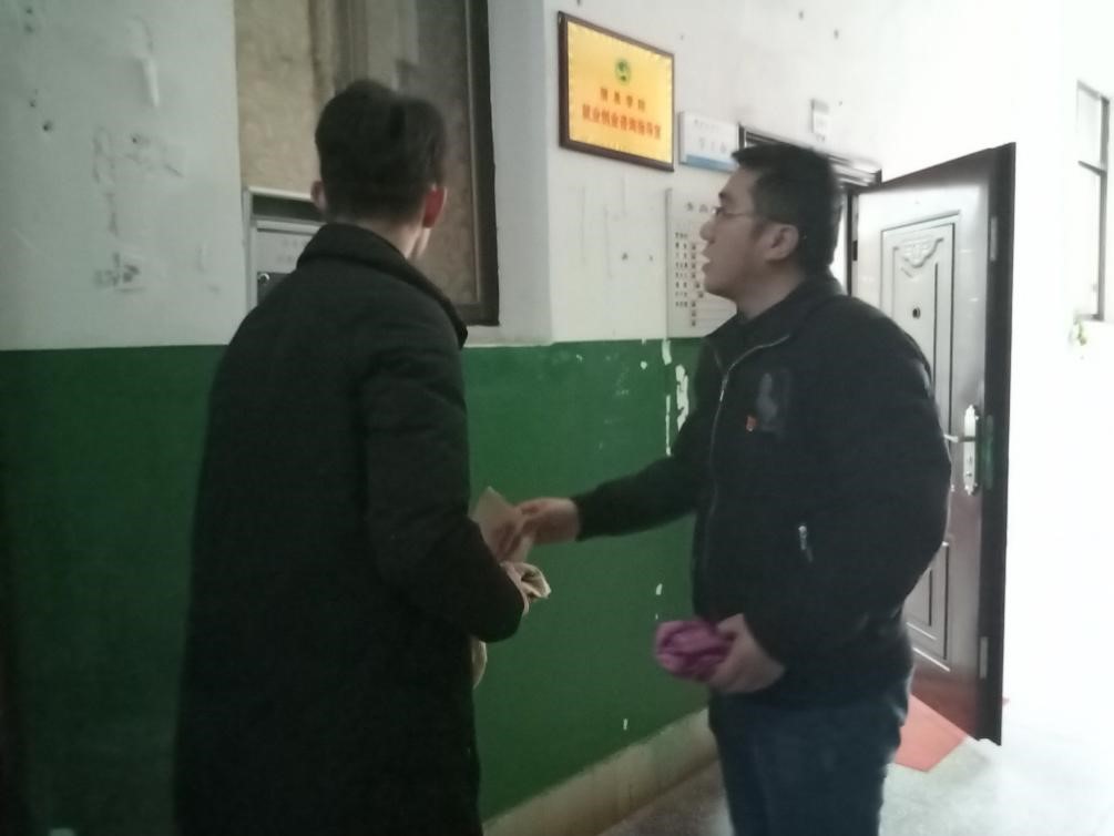 (颜聪玲老师指导学生进行清扫)