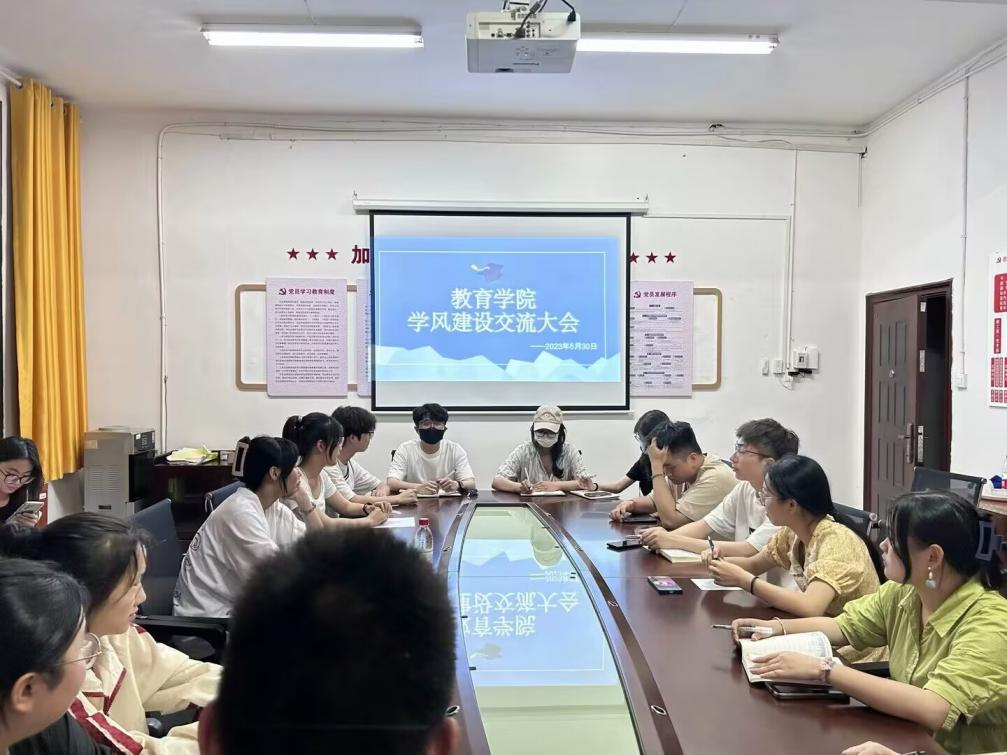 班委们倾听老师建议