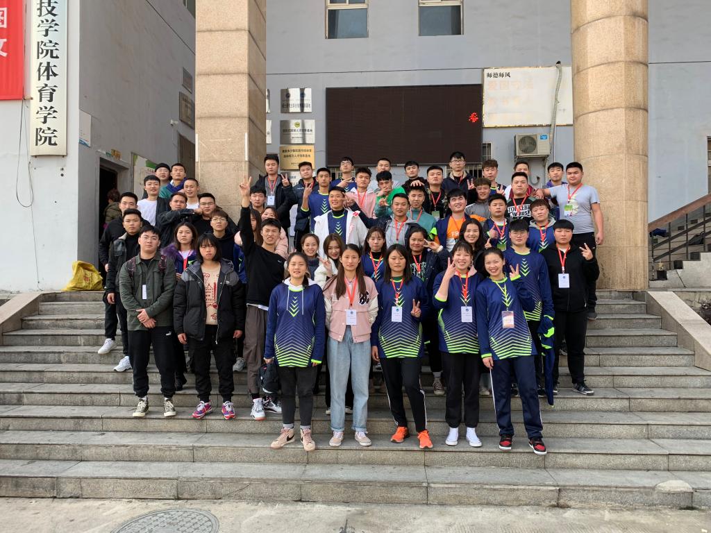 学生身着工作服合照