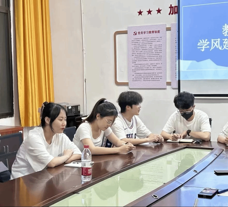 各班委互相交流经验