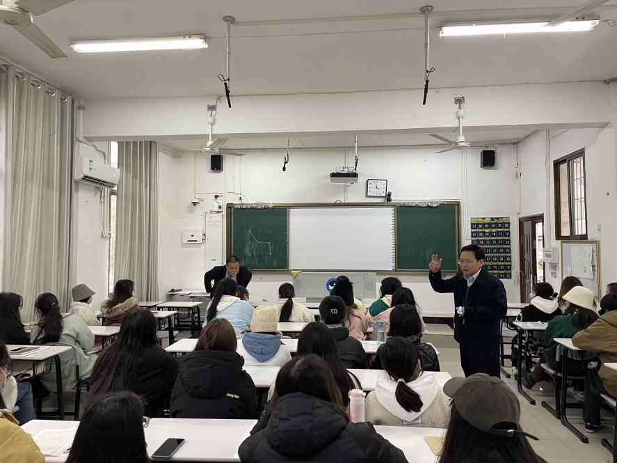 副校长陈志国、院长刘超良与学生深入交谈